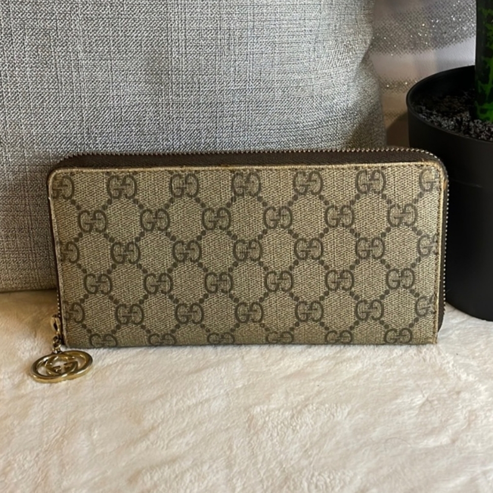 Gucci Zip Around Beige GG Supreme Wallet